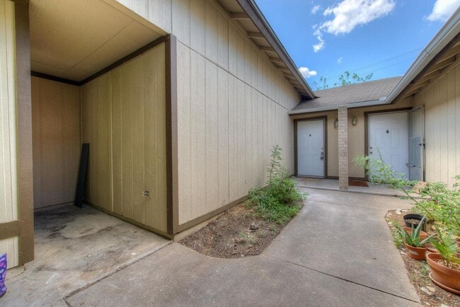 2412 Burleson Ct in Austin, TX - Building Photo - Building Photo