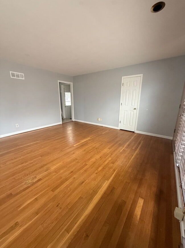 875 Flora Ln in Florissant, MO - Building Photo - Building Photo