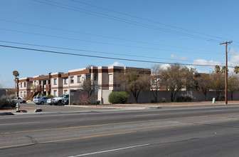 2485 N Alvernon Way in Tucson, AZ - Building Photo - Building Photo