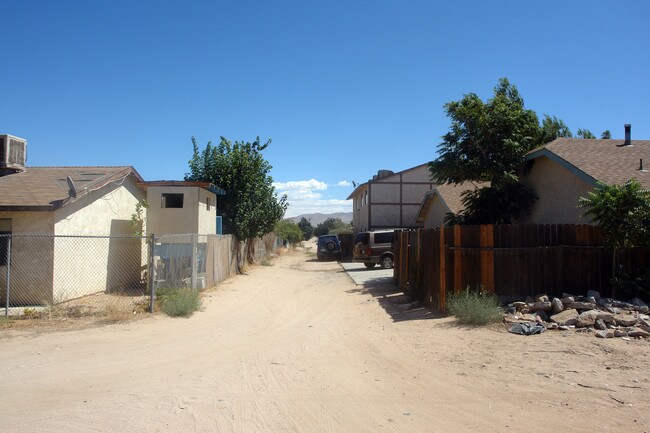16010 Olive St in Hesperia, CA - Foto de edificio - Building Photo