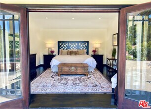 12751 Mulholland Dr in Beverly Hills, CA - Building Photo - Building Photo