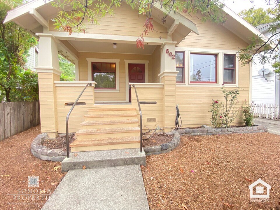 802 F St in Petaluma, CA - Foto de edificio