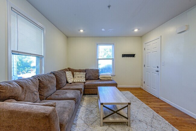 4 Mechanic St in Newton, MA - Building Photo - Building Photo