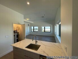 1079 Commonwealth Ave in Boston, MA - Building Photo