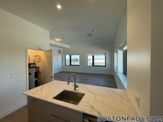 1079 Commonwealth Ave