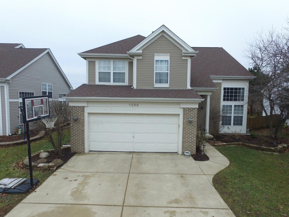 1298 Pennsbury Ln in Aurora, IL - Building Photo