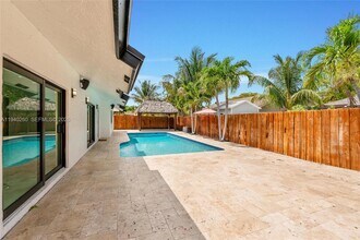 730 SW 95 Terrace in Pembroke Pines, FL - Building Photo - Building Photo