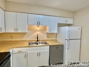 235 W Silver Sands Dr in San Antonio, TX - Building Photo - Building Photo