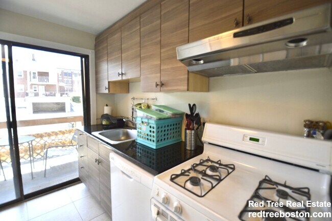 1722 Commonwealth Ave, Unit 4 in Boston, MA - Foto de edificio - Building Photo