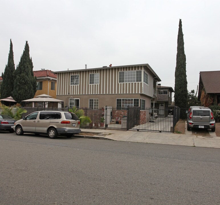 4426 Kingswell Ave in Los Angeles, CA - Building Photo