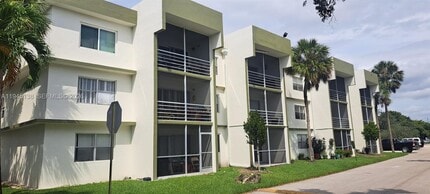 4255 N University Dr in Sunrise, FL - Building Photo - Building Photo