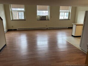 21 Willow St, Unit 2 in Fitchburg, MA - Foto de edificio - Building Photo