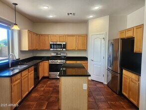 11126 W Wilshire Dr in Avondale, AZ - Foto de edificio - Building Photo