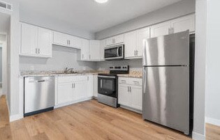 42nd St Apartments in Davenport, IA - Building Photo - Building Photo