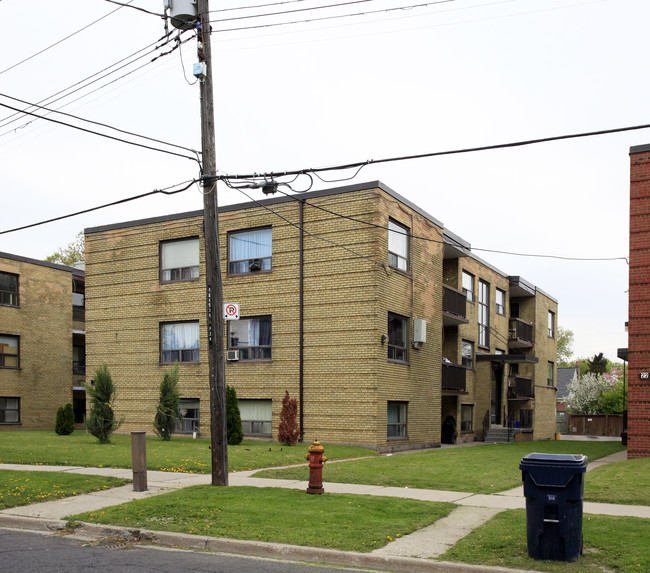 24 Hotspur Rd in Toronto, ON - Building Photo - Primary Photo