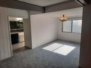 16124 W Sunset Blvd, Unit Unit A in Pacific Palisades, CA - Foto de edificio - Building Photo