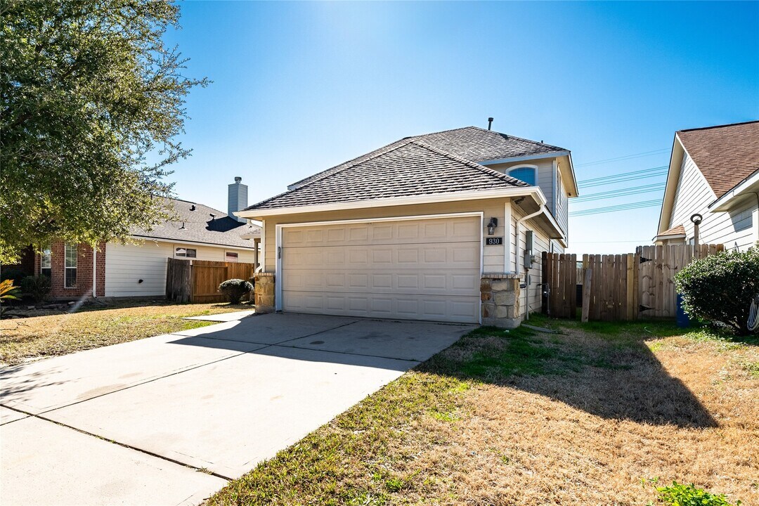 930 Lancaster Lake Dr in Houston, TX - Building Photo