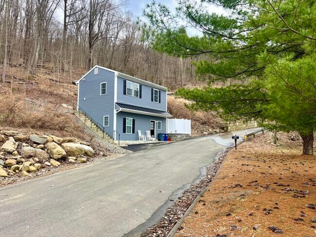 245 S Main St, Unit 2 in Beacon Falls, CT - Building Photo - Building Photo