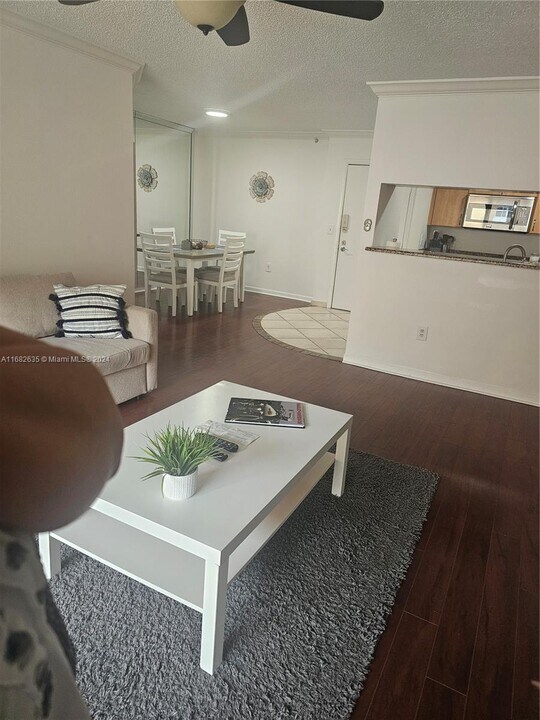 19555 E Country Club Dr in Miami, FL - Building Photo