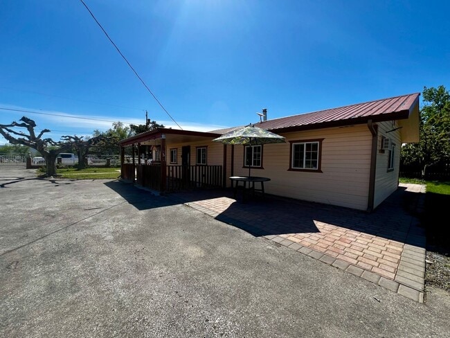 property at 161 Hoyt Ln