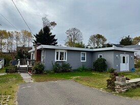 18 Bay St in Guilford, CT - Building Photo