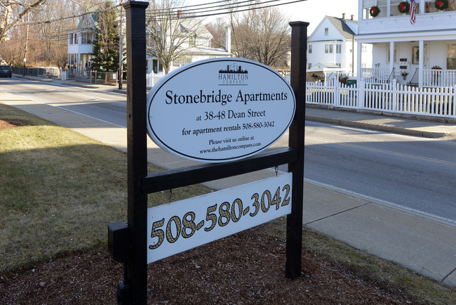 Stonebridge Apartments in Norwood, MA - Foto de edificio - Building Photo