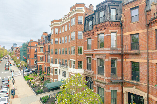 250 Commonwealth Ave in Boston, MA - Foto de edificio - Building Photo