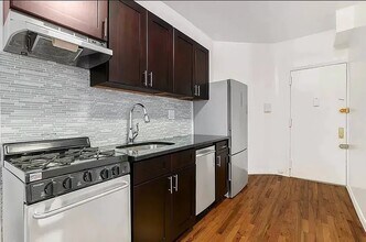 115 Perry St in New York, NY - Building Photo - Building Photo