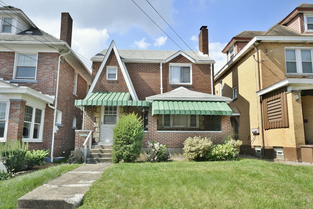 2106 West St, Unit Lower Level in Munhall, PA - Foto de edificio