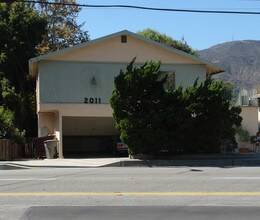 2011 N Verdugo Rd in Glendale, CA - Foto de edificio - Building Photo