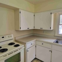 2050 Reggie Dr in Benton Harbor, MI - Foto de edificio - Building Photo