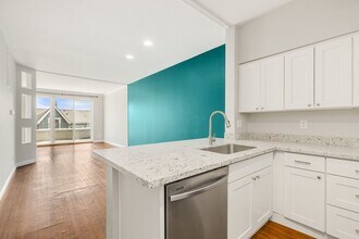 1511 Cherrylane Ave S in Seattle, WA - Building Photo - Building Photo