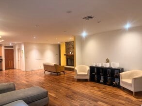 22453 Clarendon St in Woodland Hills, CA - Building Photo - Building Photo