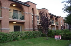Estancia Apartments Homes in Van Nuys, CA - Foto de edificio - Building Photo