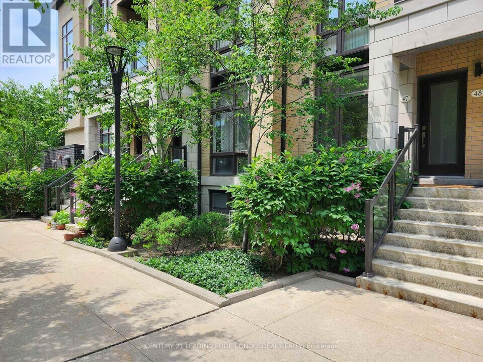 19-19 Eldora Ave in Toronto, ON - Building Photo