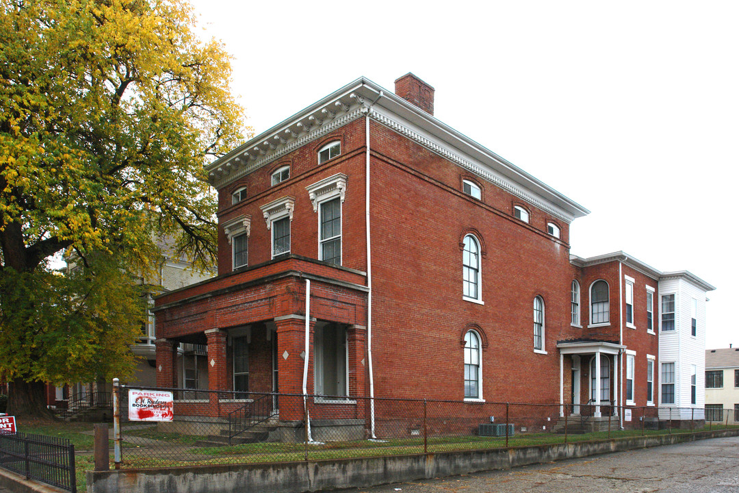 922 S 6th St in Louisville, KY - Building Photo