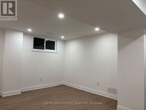 16 Glenbury Dr in Vaughan, ON - Building Photo - Building Photo