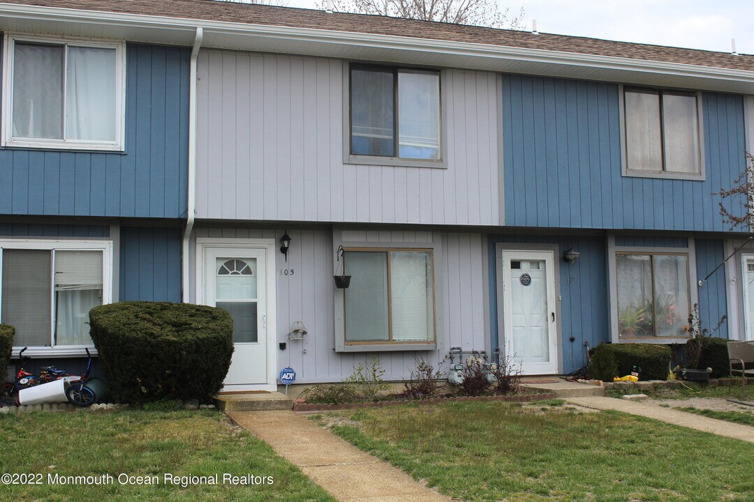 105 Creek Rd in Brick, NJ - Building Photo