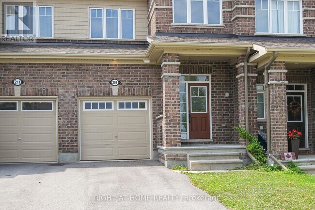 209 Hartsmere Dr in Ottawa, ON - Building Photo - Building Photo