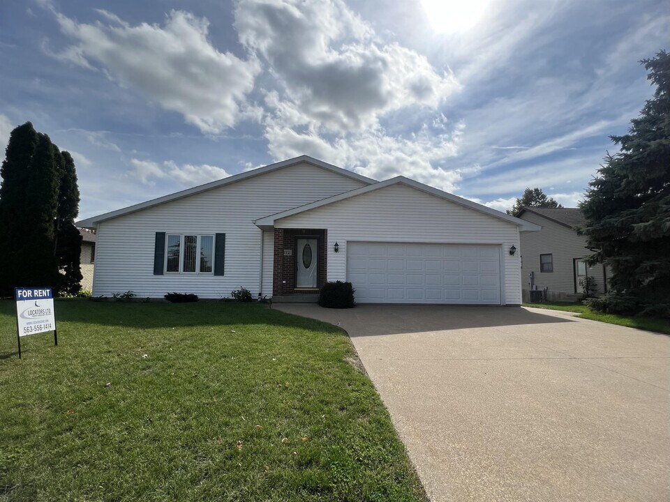 312 E Main St in Epworth, IA - Building Photo