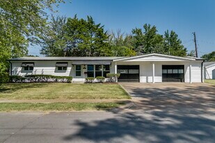 1215 Pamela Dr in Florissant, MO - Building Photo