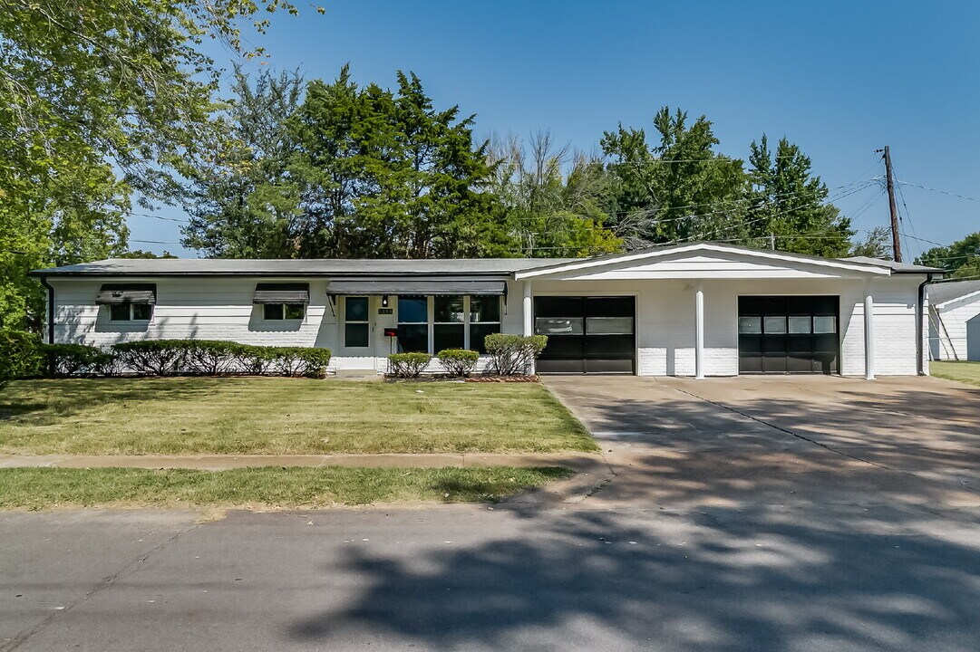 1215 Pamela Dr in Florissant, MO - Building Photo