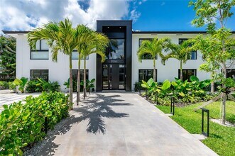 204 Sunrise Dr in Key Biscayne, FL - Building Photo - Building Photo