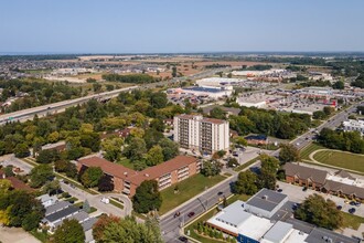 Pontiac Court – Highrise in Sarnia, ON - Building Photo - Building Photo