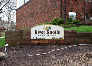 River Knolls Apartments in Munroe Falls, OH - Building Photo - Building Photo