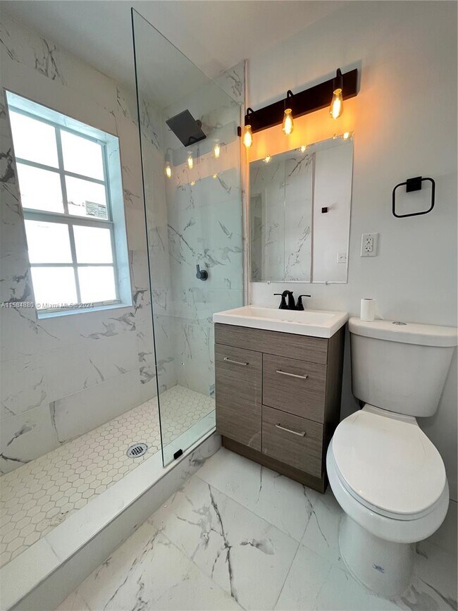 1935 Marseille Dr, Unit 1 in Miami, FL - Foto de edificio - Building Photo