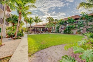 7477 SW 82nd St in Miami, FL - Foto de edificio - Building Photo