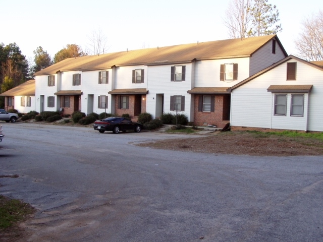 Settler's Apartments in Clinton, SC - Building Photo - Building Photo