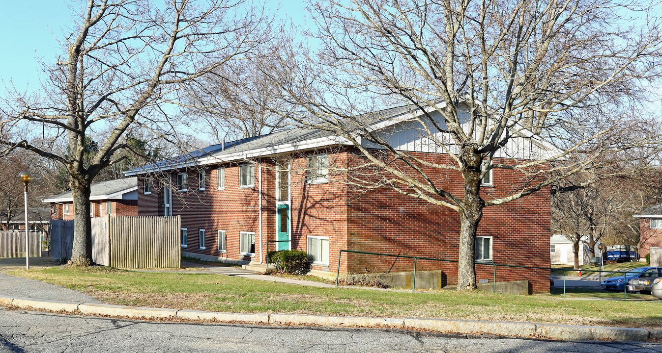 1 Snow Rd in North Grafton, MA - Foto de edificio