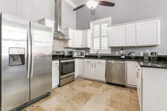 1208 Carondelet St in New Orleans, LA - Foto de edificio - Building Photo
